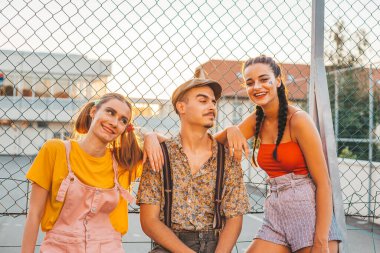 Bir grup arkadaşın birlikte eğlenirken çekilmiş açık hava fotoğrafı.