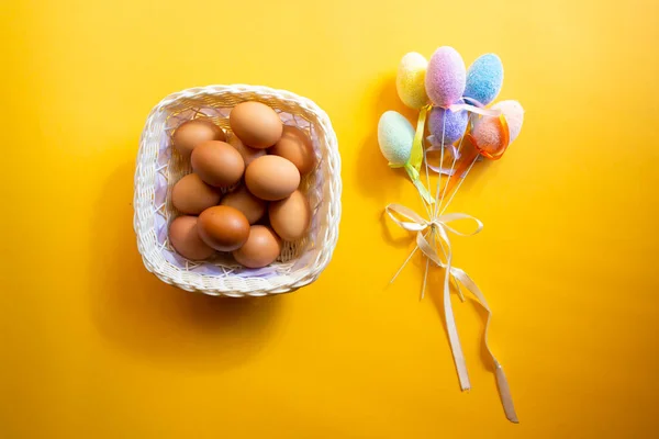 Cesta Com Ovos Frescos Ovos Plásticos Decorativos Coloridos Fofos Isolados — Fotografia de Stock