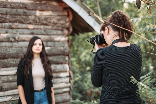 Fotógrafa Feminina Tirando Fotos Retratos Uma Jovem Livre — Fotografia de Stock