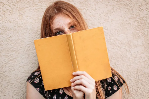 Teen Ingwer Studentin Mädchen Hält Ein Buch Gesicht Mit Einem — Stockfoto