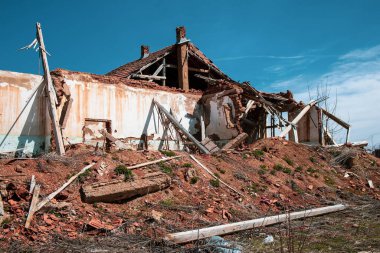 Sırbistan 'ın doğusunda eski, terk edilmiş, harabe bir ev.