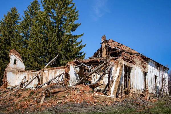 Stary Opuszczony Zrujnowany Dom Wschodniej Serbii — Zdjęcie stockowe