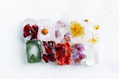 Beyaz arka planda çiçekli buz küpleri.