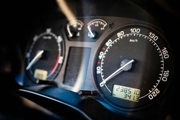Araba Hız Göstergesine Yakın Çekim Kontrol Ekranı Araba Parçaları — Stok fotoğraf