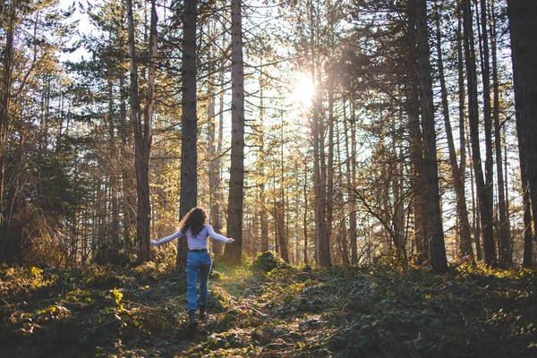 Jovem Menina Morena Correndo Pela Floresta — Fotografia de Stock