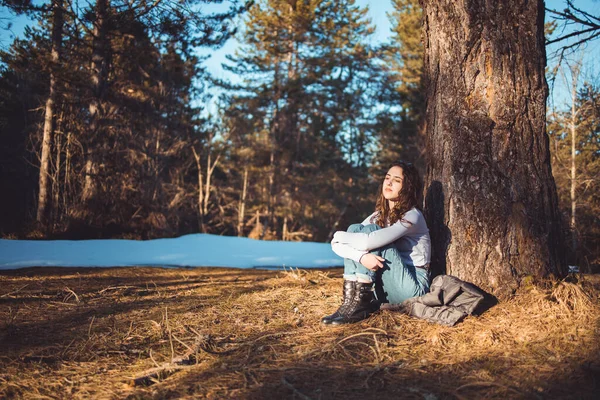 Junges Brünettes Mädchen Sitzt Wald Und Lehnt Sich Den Baum — Stockfoto