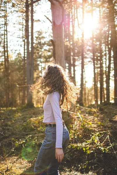 Jovem Menina Morena Andando Pela Floresta — Fotografia de Stock