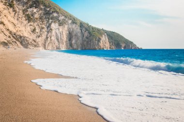 Mavi deniz suyuna yaklaş ve gönder. Arkaplan, boşluğu kopyala