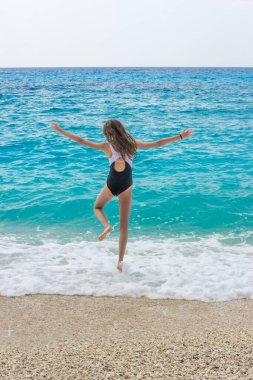 Plajda mayo giymiş genç bir kız. Arkaplan, boşluğu kopyala