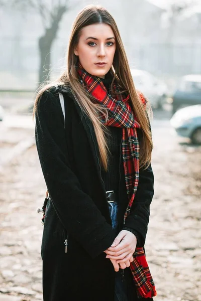 Nettes Blondes Mädchen Schwarzer Jacke Und Rotem Schal Mit Ernstem — Stockfoto
