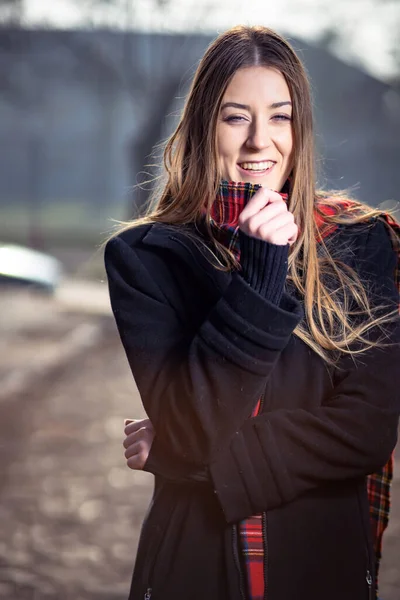 Nettes Blondes Mädchen Schwarzer Jacke Und Rotem Schal Lächelnd — Stockfoto