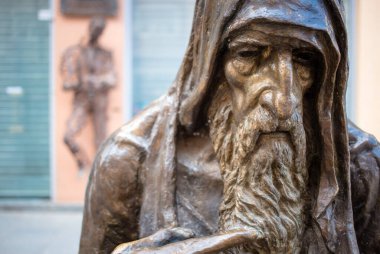 Kuzey Makedonya, Üsküp, Mayıs 2021 Makedonya 'nın başkentinde dilenci heykelinin yakın çekimi