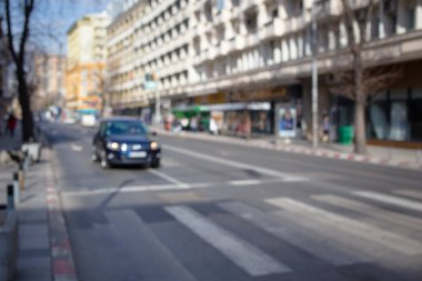 Kuzey Makedonya, Üsküp, Mayıs 2020, önündeki yaya geçidi ile caddede bulanık araba