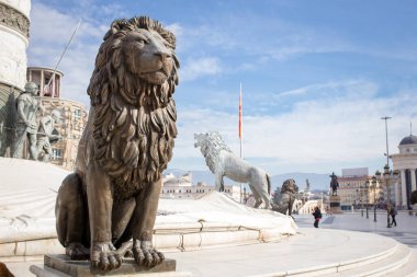 Kuzey Makedonya, Üsküp, Mayıs 2020, Üsküp şehir merkezindeki büyük heykel Aleksandar önünde aslan heykeli