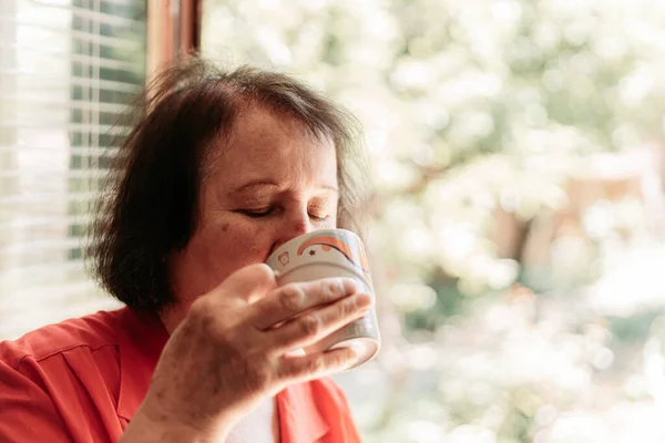 Mulher Idosa Bebendo Café Pela Janela Pela Manhã Espaço Cópia — Fotografia de Stock