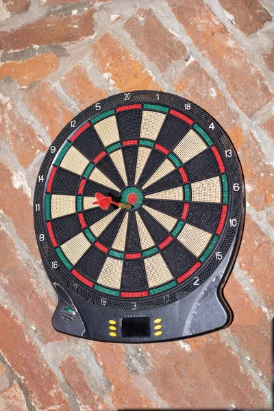 Dartboard Parede Tijolo Dentro Clube Noturno — Fotografia de Stock