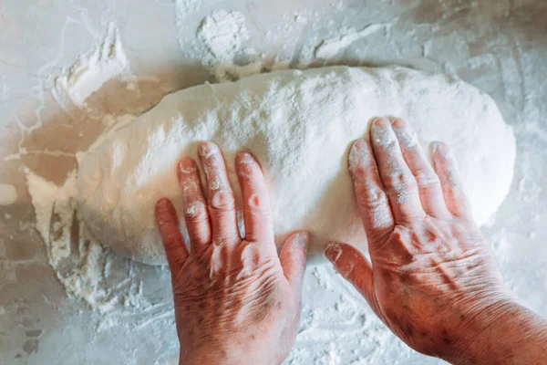 Mãos Femininas Amassando Pão Caseiro Cru Loafs Sobre Mesa Cozinha — Fotografia de Stock