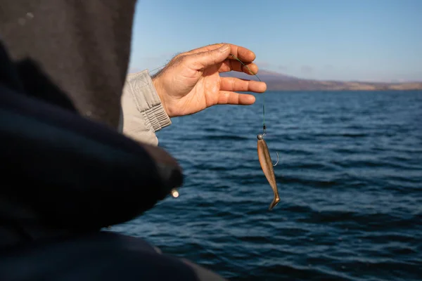 Fishermans Mano Sosteniendo Señuelo Pesca Gancho Sobre Agua Del Lago — Foto de Stock