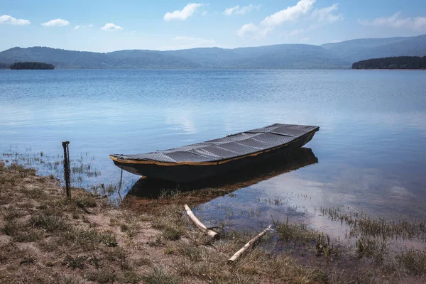 Barco Orilla Del Lago Tranquilo Relájate Lago Vlasina Serbia Oriental — Foto de Stock