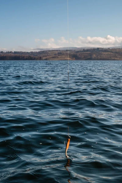 湖の水の上のフックに釣りの魅力 — ストック写真