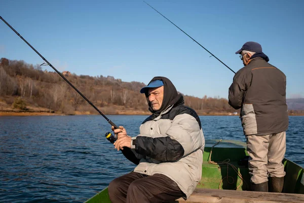 两个渔夫在湖上从一条船上钓鱼 — 图库照片