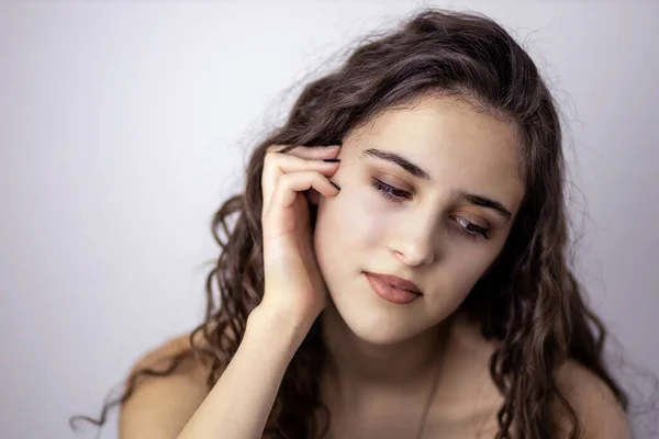 Retrato Uma Menina Morena Adolescente Sonhando Acordado — Fotografia de Stock