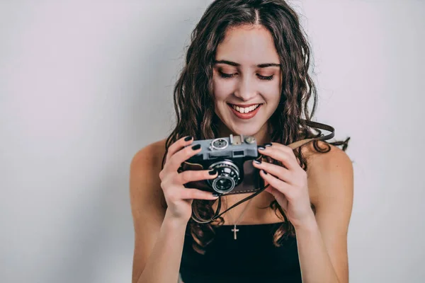 Piękna Nastolatka Trzymająca Starą Retro Kamerę Izolowane Białe Szare Tło — Zdjęcie stockowe