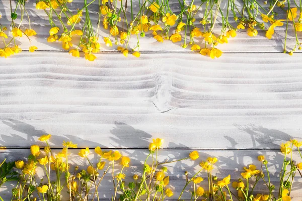 Petites Fleurs Jaunes Herbe Tableau Blanc Bois Table — Photo