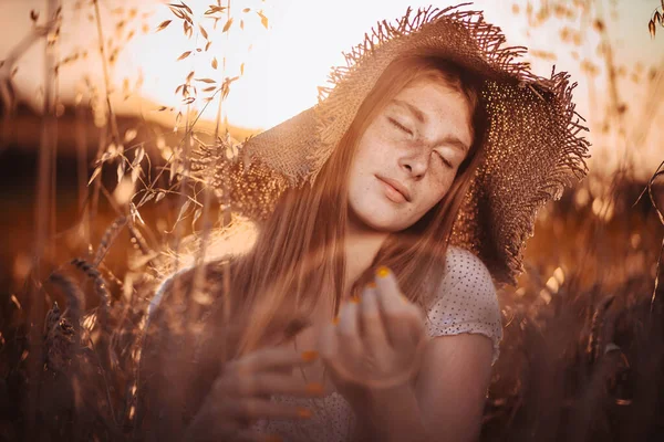 Retrato Jovem Adolescente Menina Gengibre Com Sardas Campo Trigo Usando — Fotografia de Stock