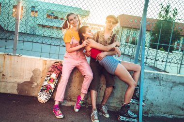 Bir grup arkadaşın birlikte eğlenirken çekilmiş açık hava fotoğrafı.