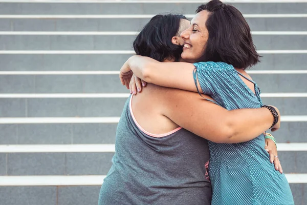 Duas Irmãs Gémeas Adultas Abraçar Diferentes Estilos — Fotografia de Stock