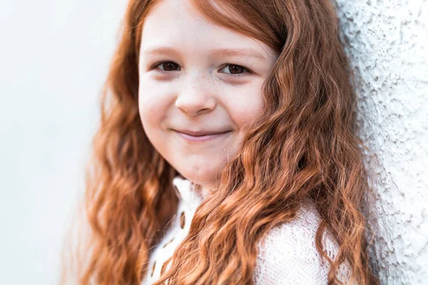 Close Portret Uroczej Małej Rudej Dziewczyny — Zdjęcie stockowe