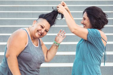 İki yetişkin ikiz kardeş birlikte oynuyorlar.