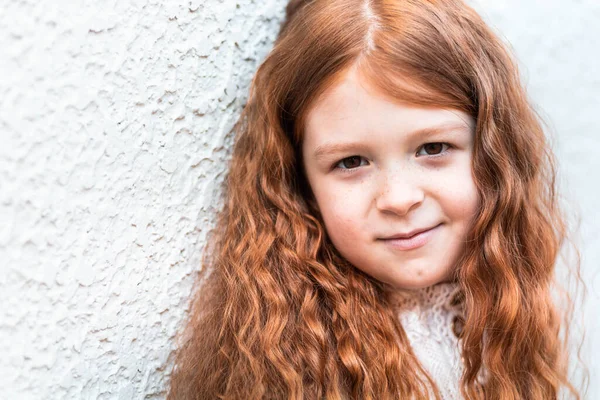 Retrato Cerca Una Linda Pequeña Pecosa Chica Pelirroja —  Fotos de Stock