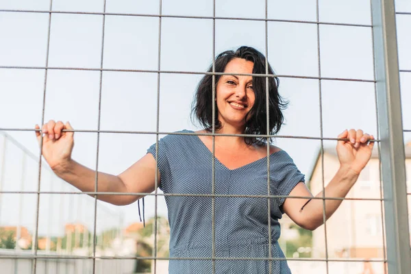 Middelbare Leeftijd Zelfverzekerd Brunette Vrouw Staande Lachend Kijk Door Draad — Stockfoto