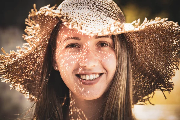 Gros Plan Jeune Femme Avec Chapeau Été Souriant — Photo