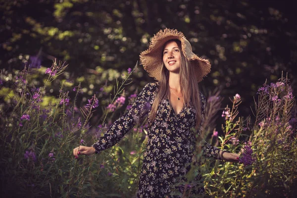 Jonge Vrouw Met Zomerhoed Glimlachend Paars Bloemenveld — Stockfoto