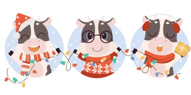 Şirin inek karakteri düz vektör tarzında Noel kostümü giyer. İçerik, grafik, tebrik kartı için noel ve bayram ilanları.