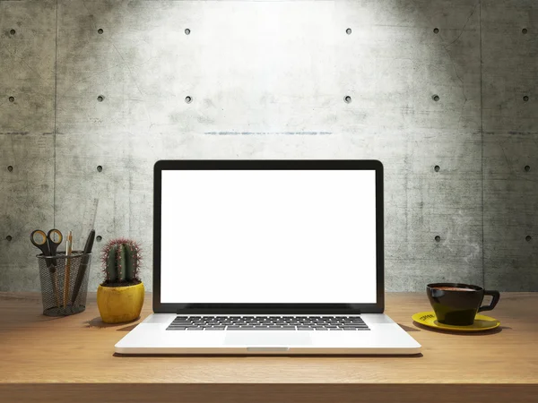 Laptop en koffie met leeg scherm op Bureau front betonnen wand — Stockfoto