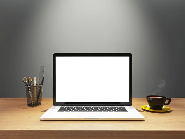laptop ve kahve Resepsiyon açık gri duvar boş ekran ile