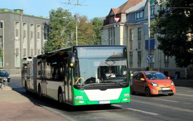 Modern şehir otobüs sokakta