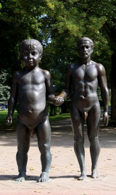 Adam ve oğlan heykel Estonya