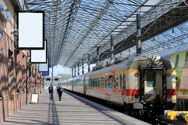 Wartebahnsteig auf dem Bahnhof von Helsinki. — Stockfoto