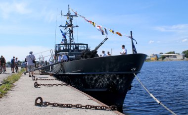 iskelede askeri gemi