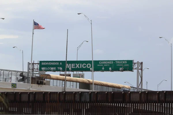 墨西哥和美国边境，有国旗和步行桥连接得克萨斯州埃尔帕索和墨西哥华雷斯 免版税图库照片