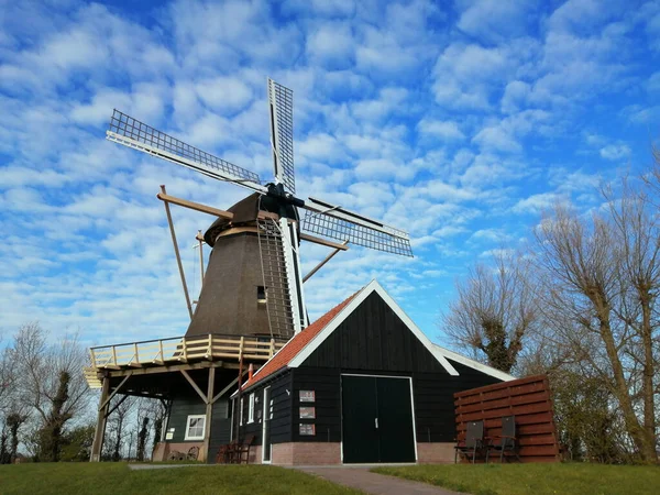 Holländska väderkvarn med fina moln i bakgrunden. — Stockfoto