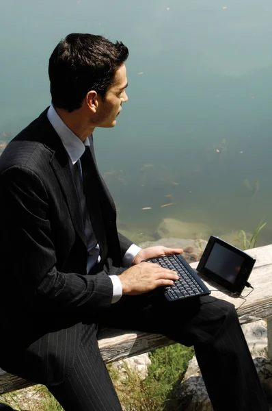 Man met laptop over de aard — Stockfoto