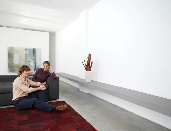 Casal relaxante em casa — Fotografia de Stock