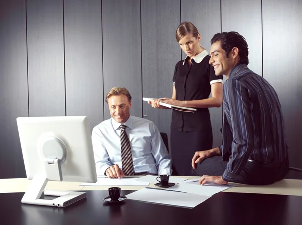 Zakenmensen die op de computer werken — Stockfoto