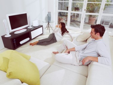 birlikte televizyon izlerken